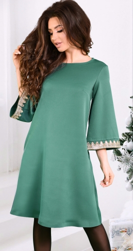 Нарядное расклешенное платье с красивыми рукавами и кристаллами, зеленое