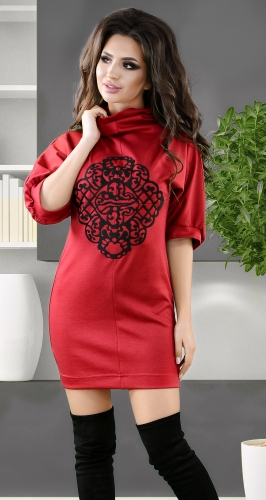 Уютное красное платье-туника с аппликацией  № 2821