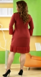 Красивое бордовое платье с кулоном
