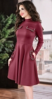 Трендовое офисное платье цвета марсала с жемчугом