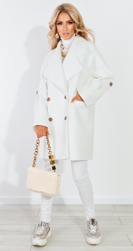 Модное белое пальто