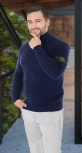 Мужской свитер с горлом-стойкой и шевроном
